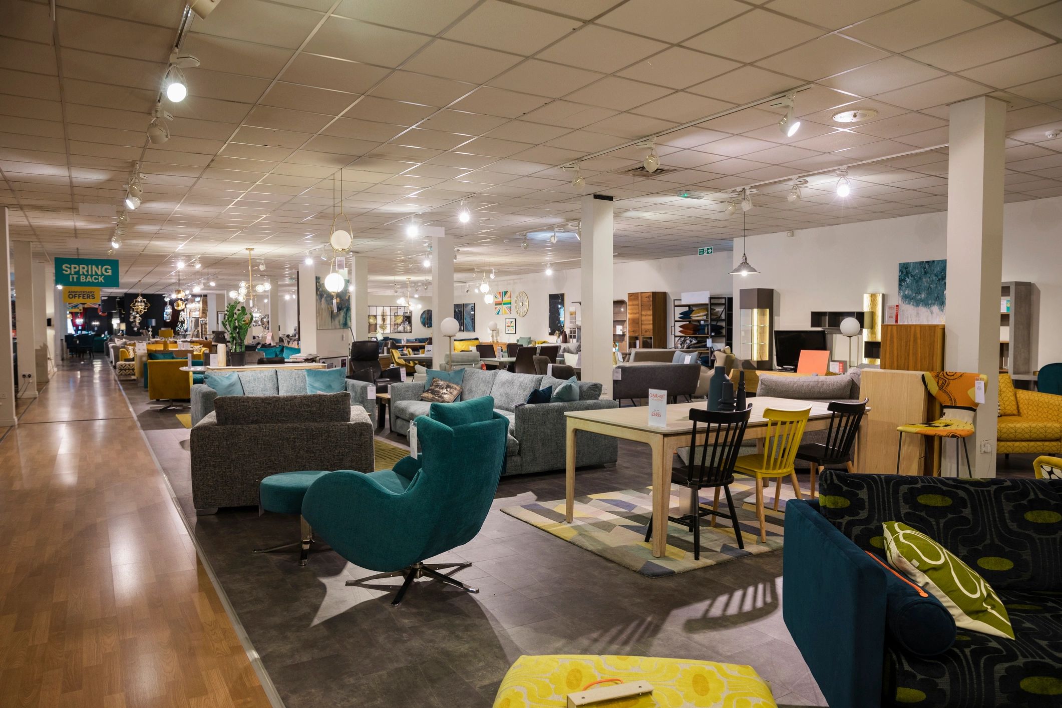 Showroom de muebles con diferentes ambientes y exhibición profesional
