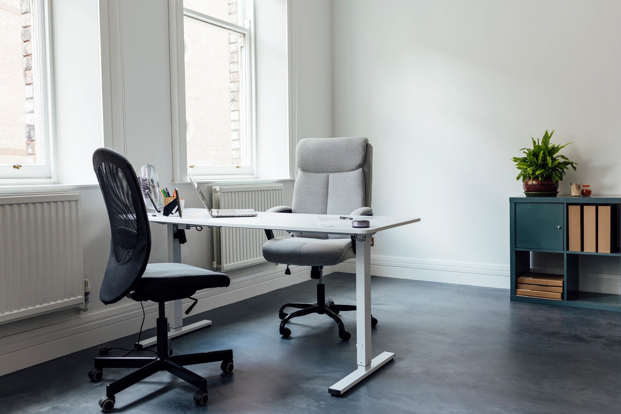 Oficina con sillas ergonómicas y puestos de trabajo