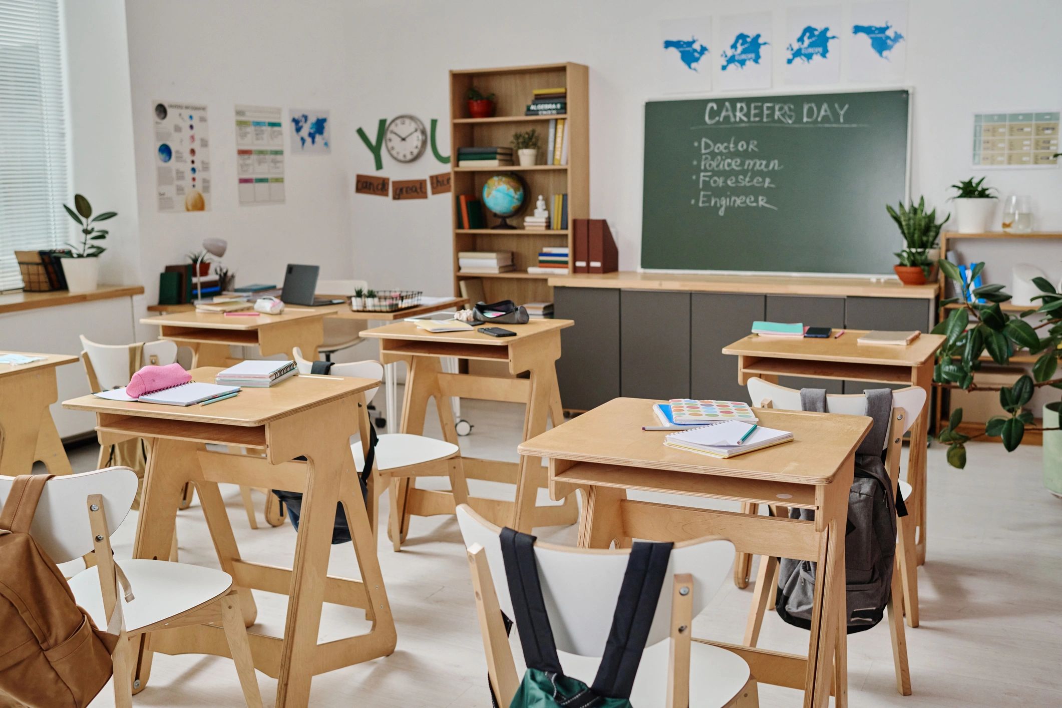 Aula moderna con mobiliario escolar
