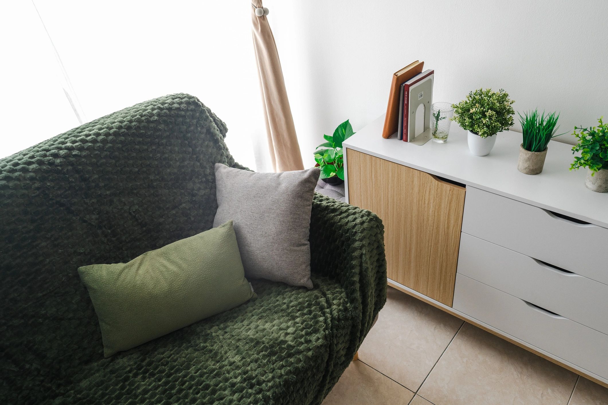 Espacio interior con mobiliario versátil y moderno