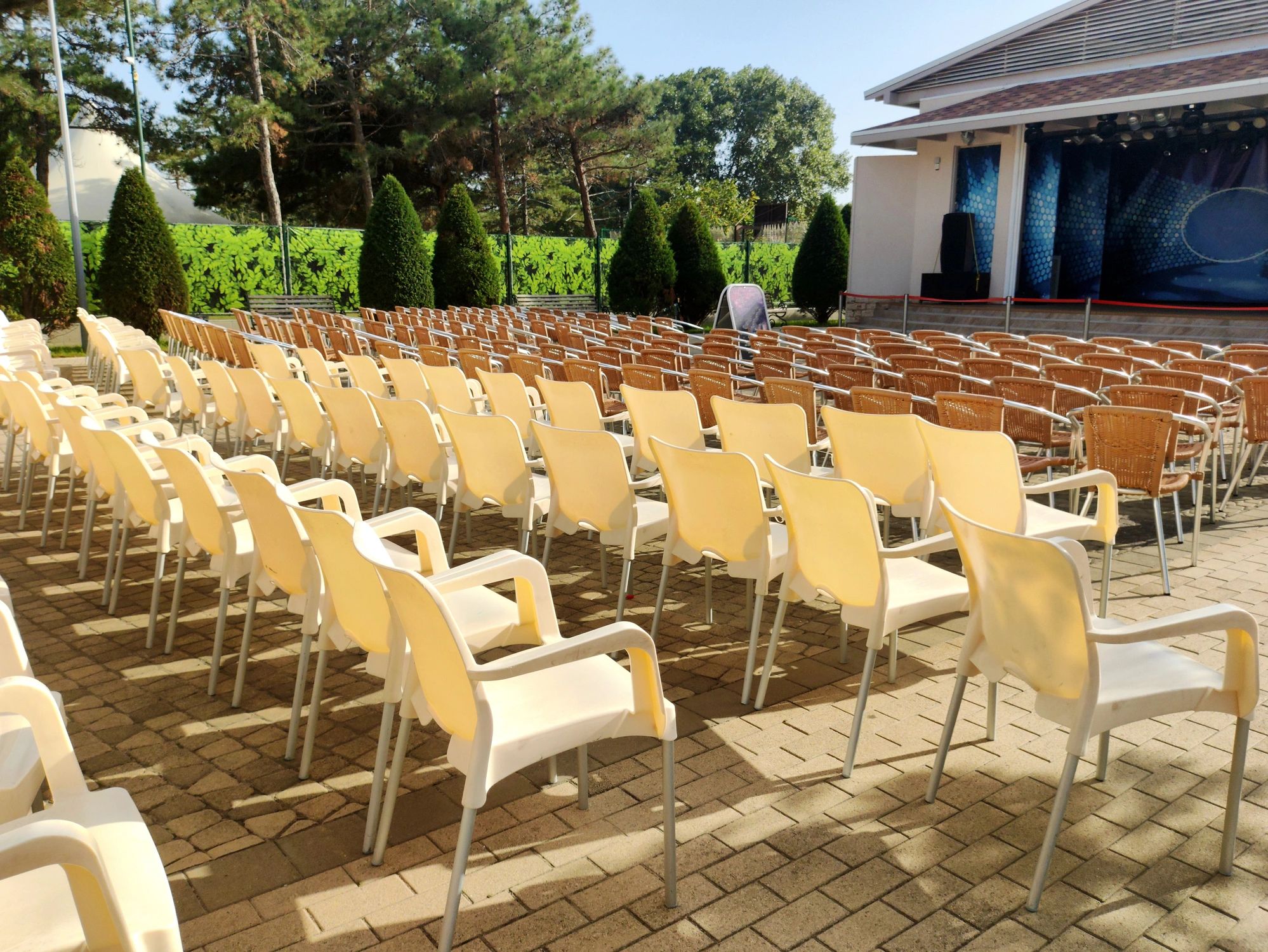 Sillas plásticas organizadas para distintos usos