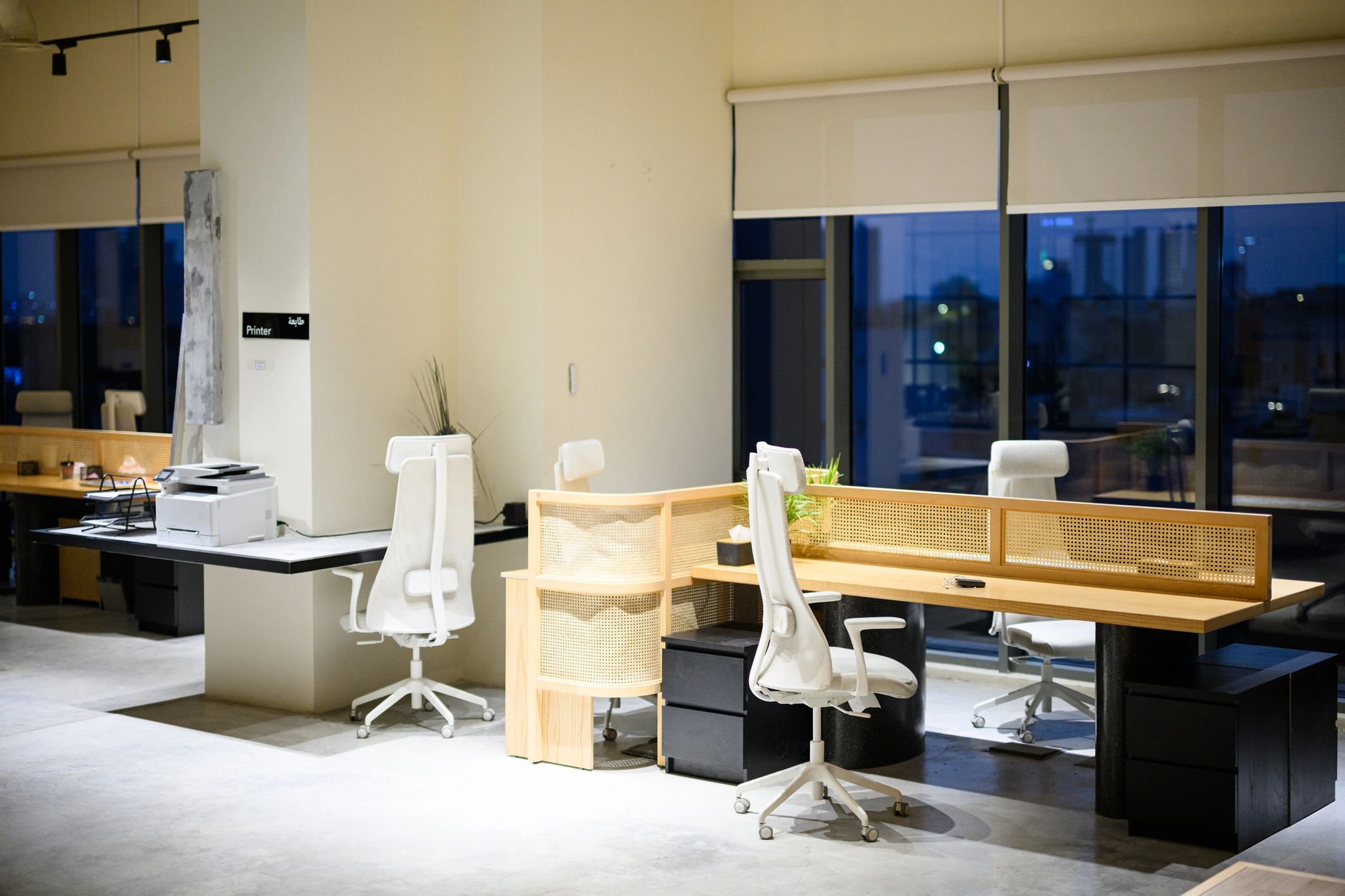 Oficina moderna con escritorios y sillas ergonómicas